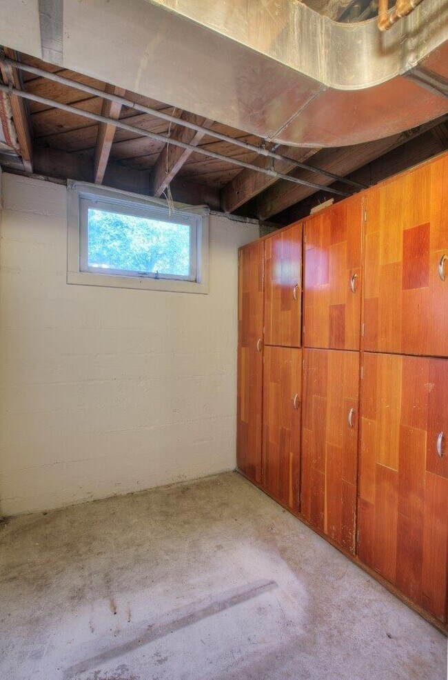 Building Photo - Convenient Location in Renton * Open House Sunday July 5th, 11:00am *