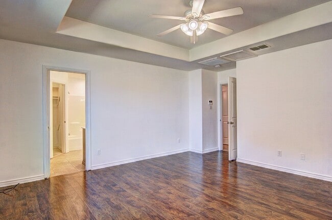 Building Photo - 2418 Handlin Dr