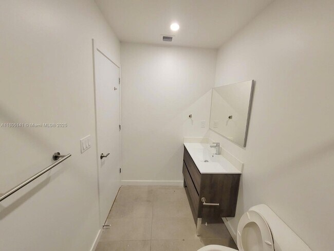 Building Photo - 1950 Fletcher St