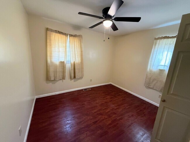 Building Photo - Well-maintained 3-bedroom, 1-bath home in Cleveland