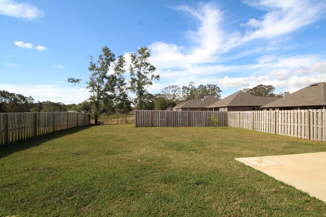 Building Photo - Spacious 3-Bedroom, 2-Bath Brick Home in N...
