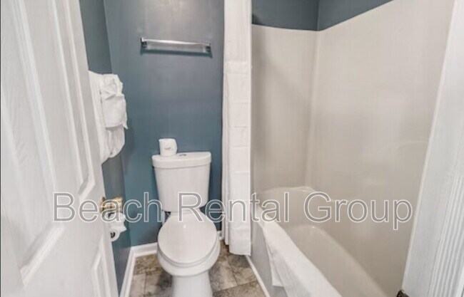 Building Photo - 4109 Pinehurst Cir