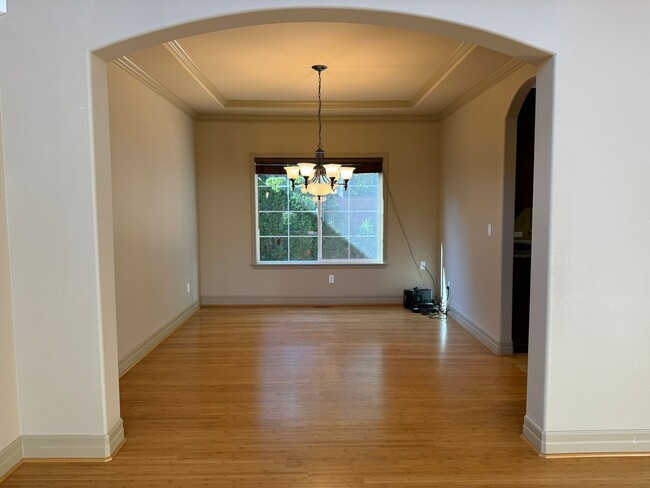 Building Photo - 5Bd/2.5Ba Bellevue Home