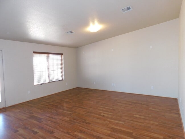 Building Photo - 4 BEDROOM HOME IN SAGUARO!