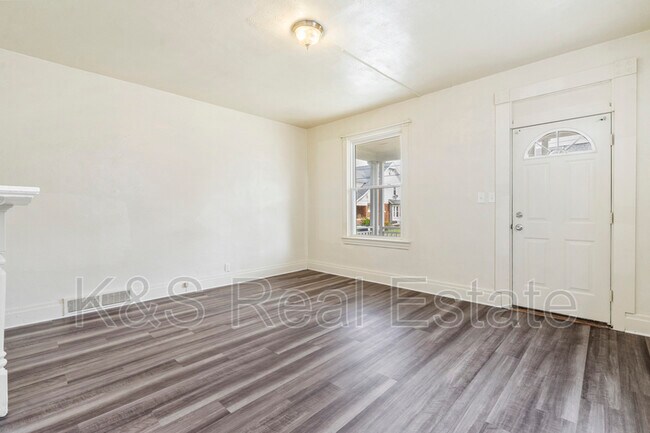 Building Photo - 814 Summit St