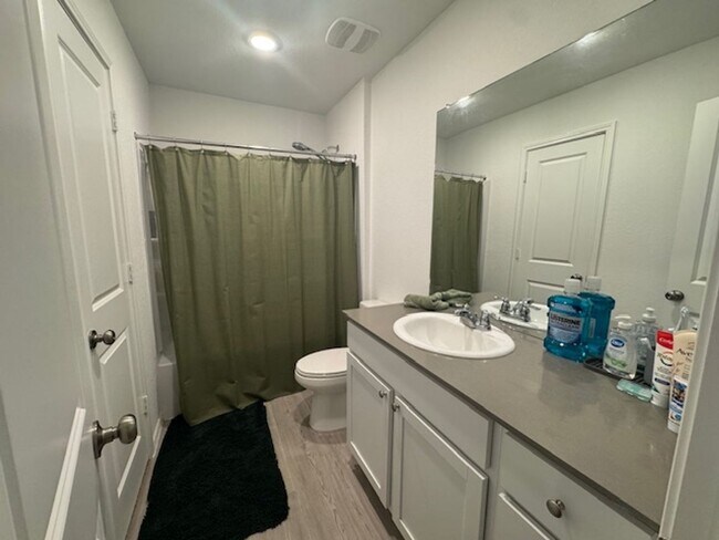 Building Photo - Super Nice with Great Price.  3 Bedroom 2 Bath 1 Story