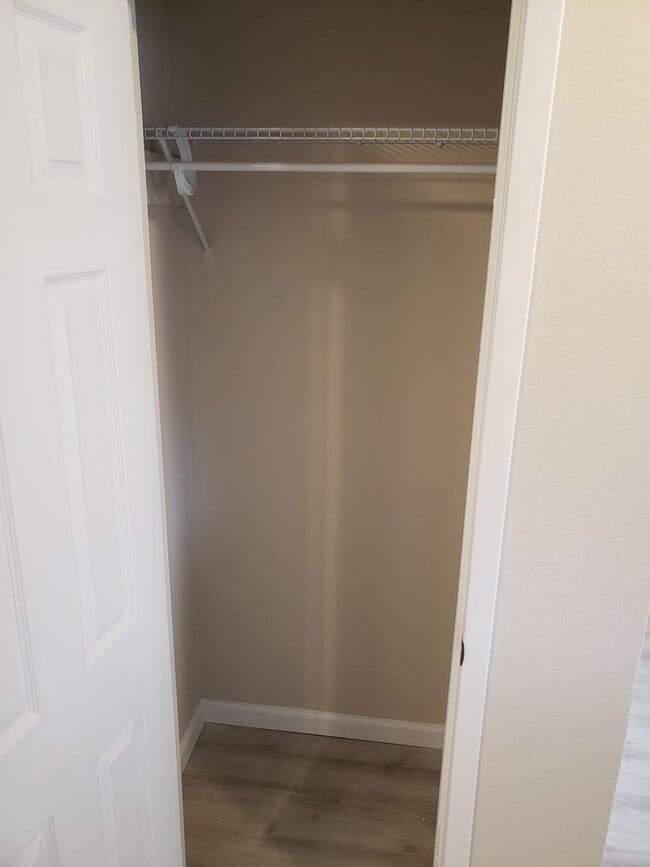 Building Photo - SPACIOUS 3 BEDROOM 2 BATH AVAILABLE NOW!!