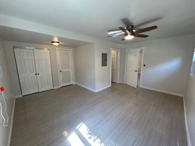 Building Photo - 112 NE 5th St