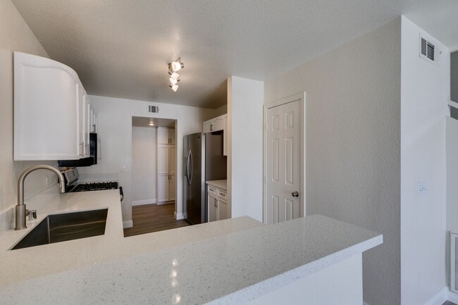 Building Photo - 3 Bedroom Townhouse with attached garage i...