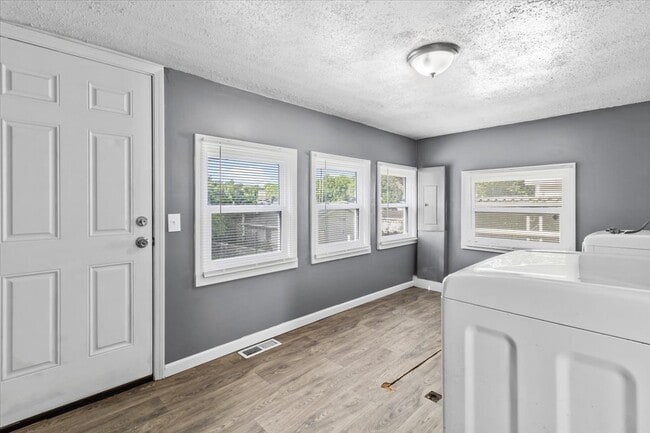 Building Photo - 319 Elm St