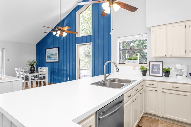 Building Photo - 36 April Point Dr N