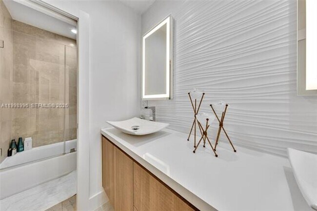 Building Photo - 6917 Collins Ave