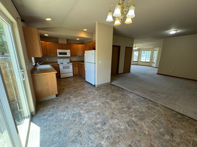 Building Photo - 4 Bedroom, 2 Bath House! Available to Rese...