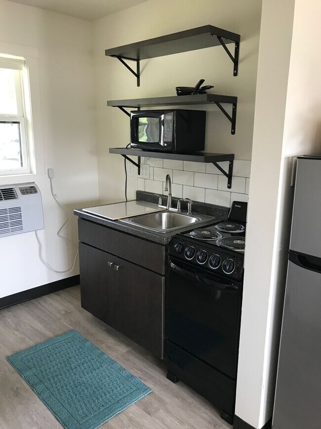 Building Photo - Furnished Studio