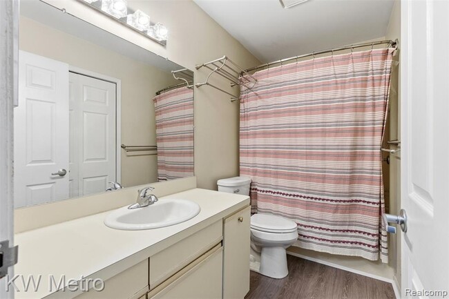 Building Photo - 1563 N Bywood Ave