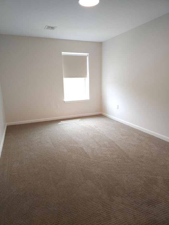 Building Photo - A Flexible Floor Plan That Adapts to You - One Bedroom with Den Apartment