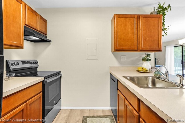 Building Photo - 855 S Pontiac Trail