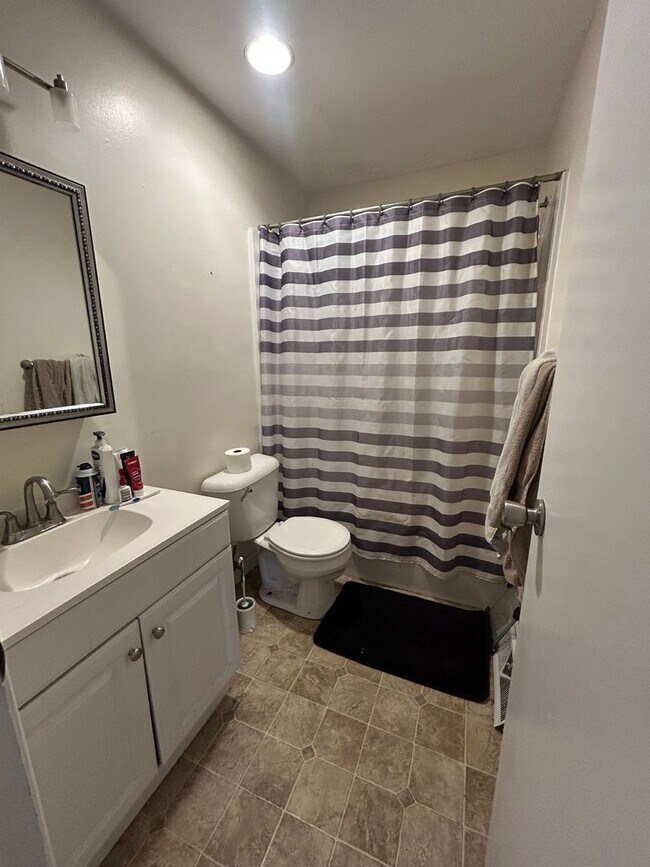Building Photo - 2 Bedroom, 1 Bath Duplex