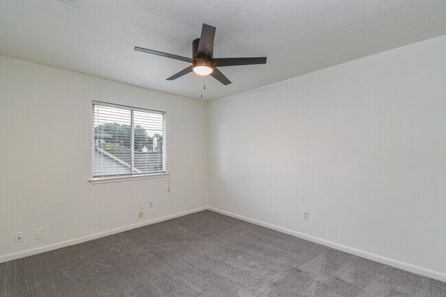 Building Photo - 30611 Country Meadows Dr