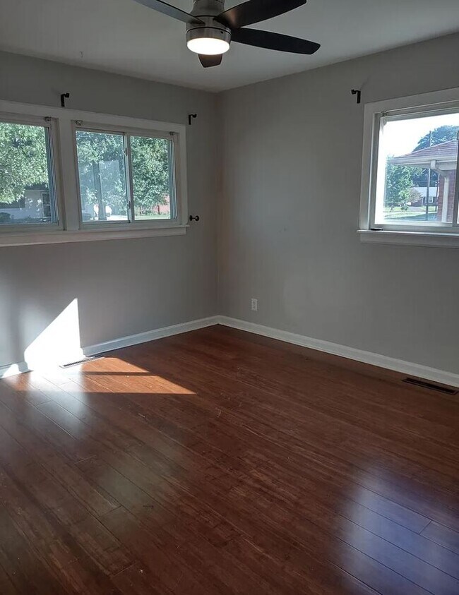 Building Photo - Updated 3 bedroom home located off Bardsto...