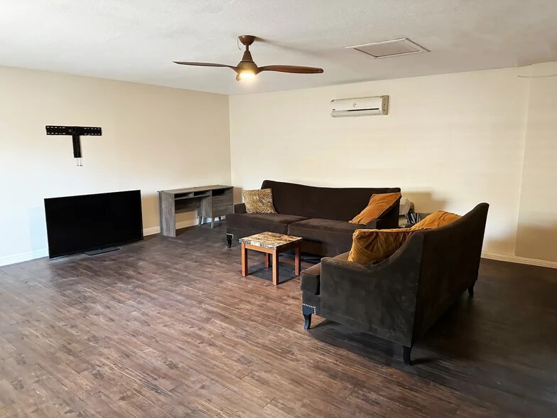 Building Photo - 43550 Carmel Cir