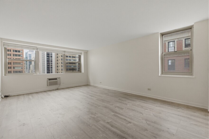 Building Photo - 253 E Delaware Pl