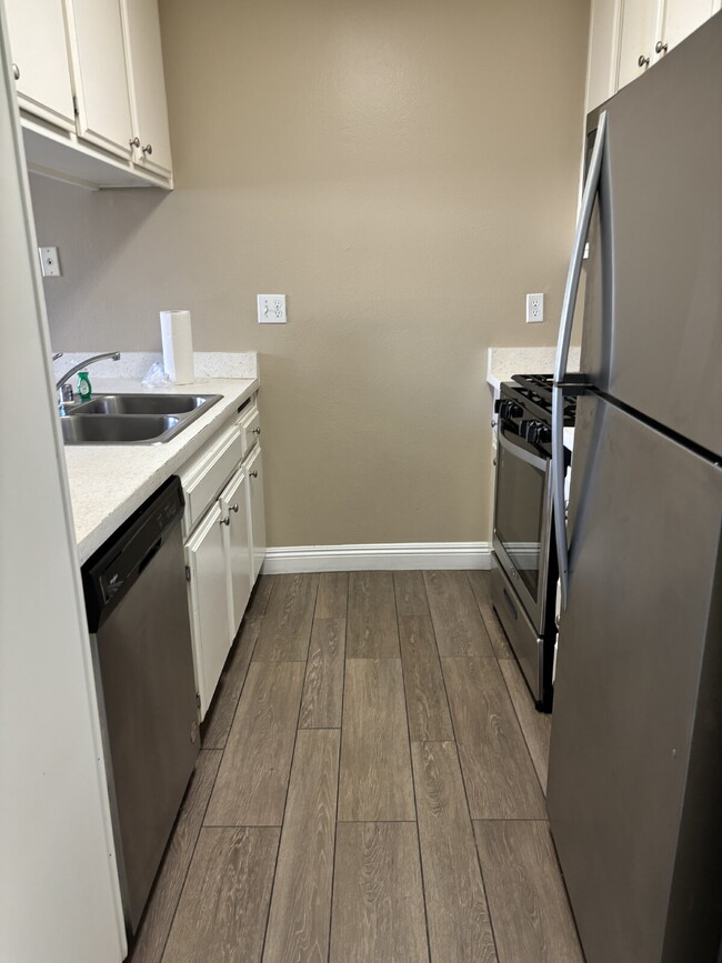 Building Photo - 2-Story, 2-Bedroom Condo Available for Rent