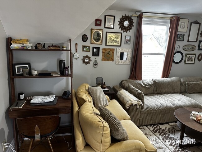 Building Photo - 2102 W Belle Plaine Ave