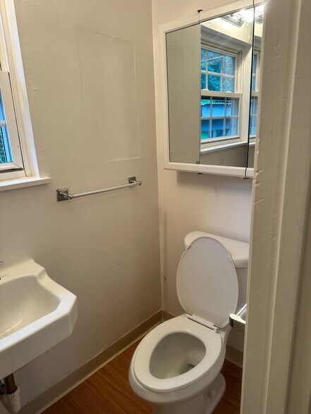 Building Photo - 16220 Greenwood Ln