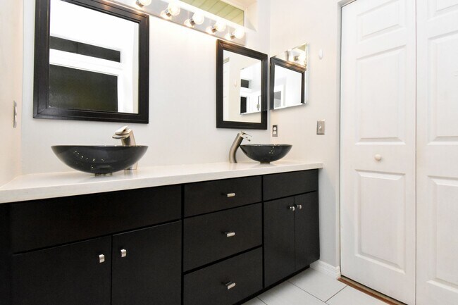 Building Photo - Capri Comfort with Style & Space – Limited-Time Offer: