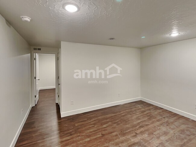 Building Photo - 251 N Dry Crk Rd