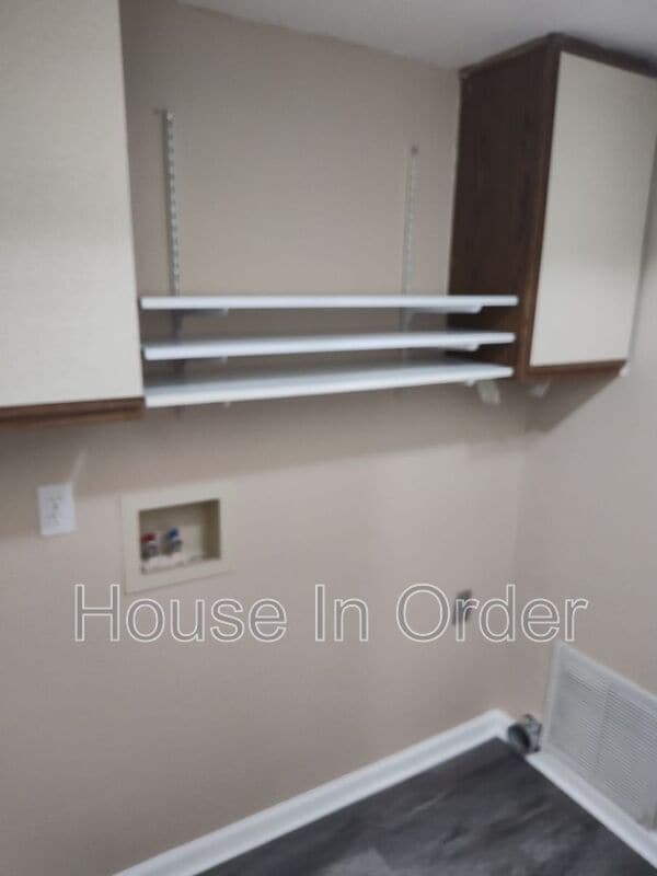 Building Photo - 301 Abbey Cir