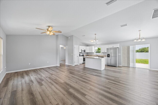 Building Photo - **Discover Your Dream Home in Marion Oaks**