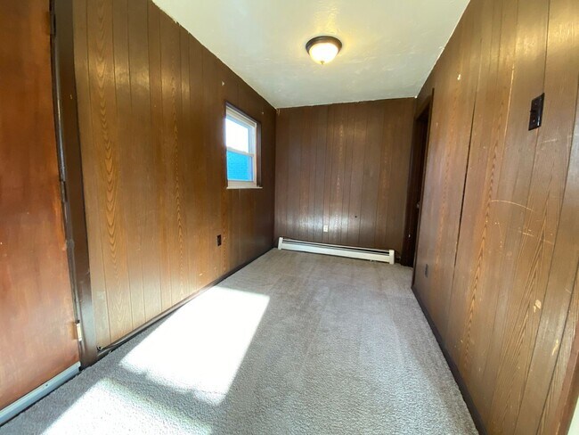 Building Photo - Super Studio Apartment close to Pitt! Great Deal! Call Today!