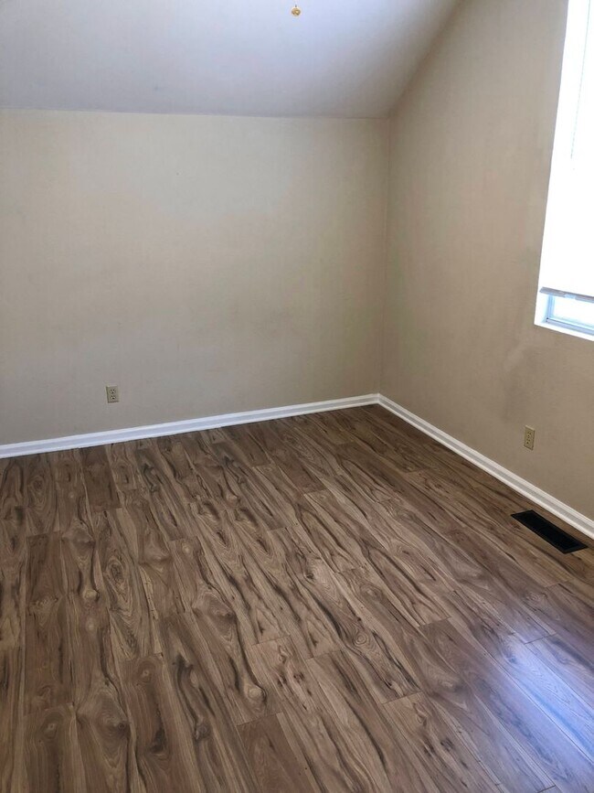 Building Photo - 401 Creekside Way