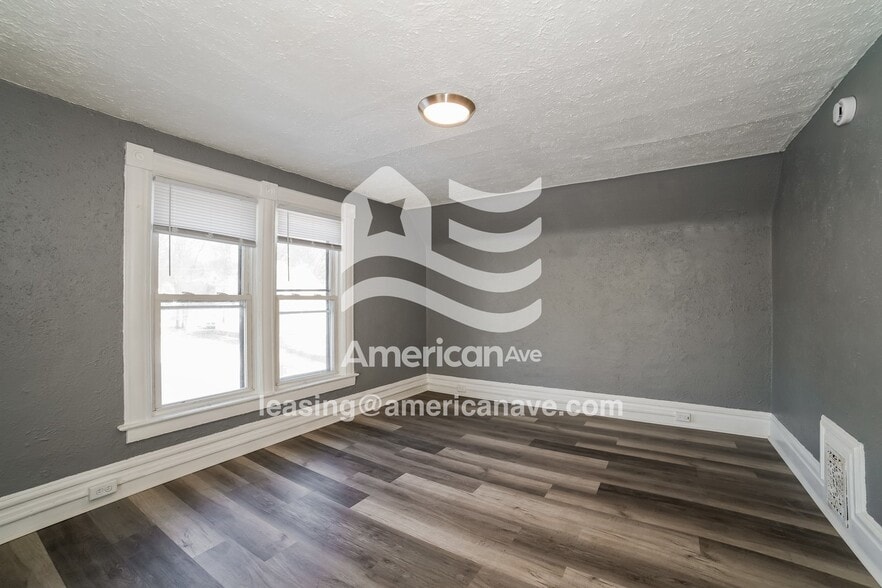 Building Photo - 204 E Thrush Ave