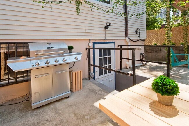 Building Photo - 1 Saddlewood Ct