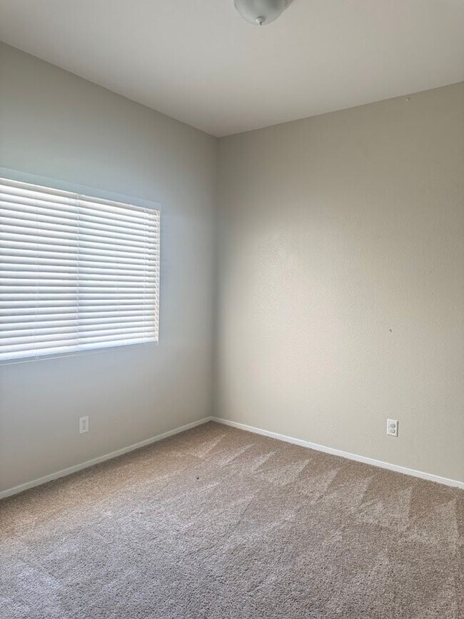 Building Photo - 6005 Highland Gardens Dr