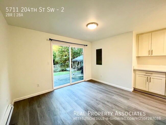 Building Photo - 2 Bed/1.5 Bath in Lynnwood! **Remodeled Ki...