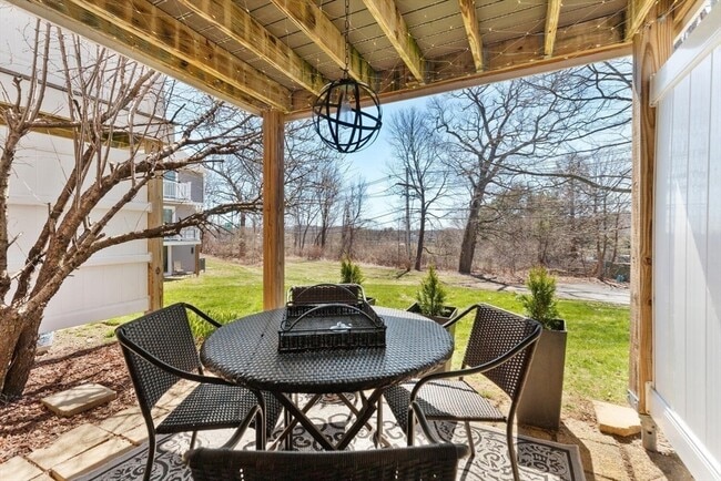 Building Photo - 320 Newbury St