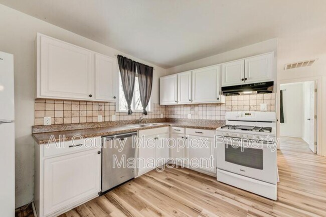 Building Photo - 1303 S Medora St