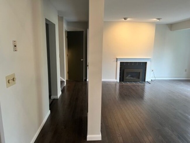 Building Photo - 2BD/1.5BA Shelburne Townhouse