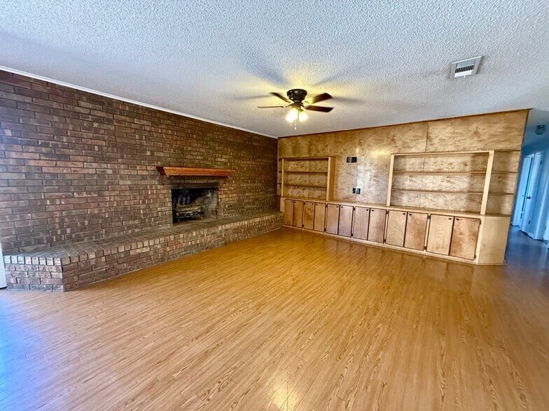 Building Photo - 3710 Hillside Dr