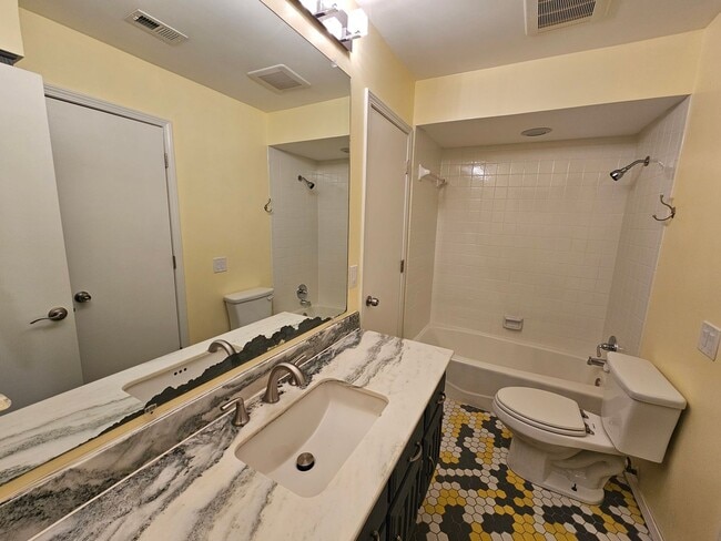 Building Photo - AVAILABLE NOW!