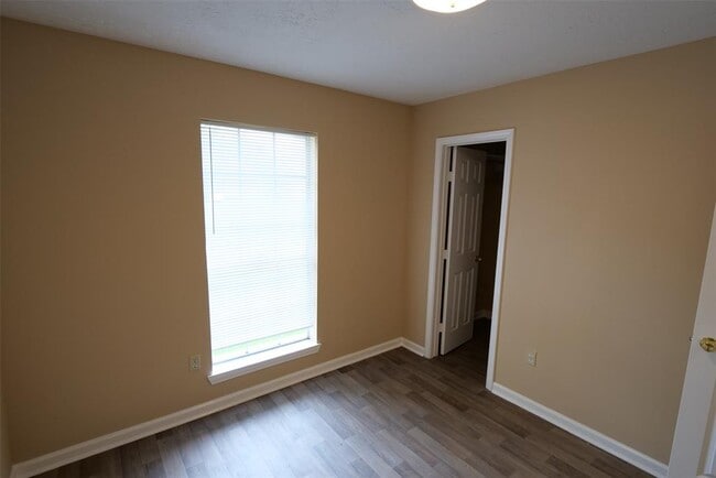 Building Photo - 22015 Kenlake Dr