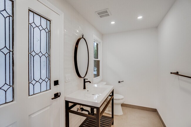 Building Photo - 15851 Mulholland Pl