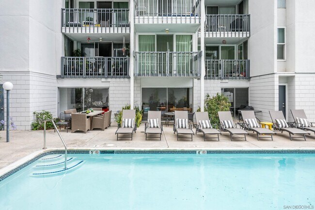 Building Photo - 727 Sapphire St