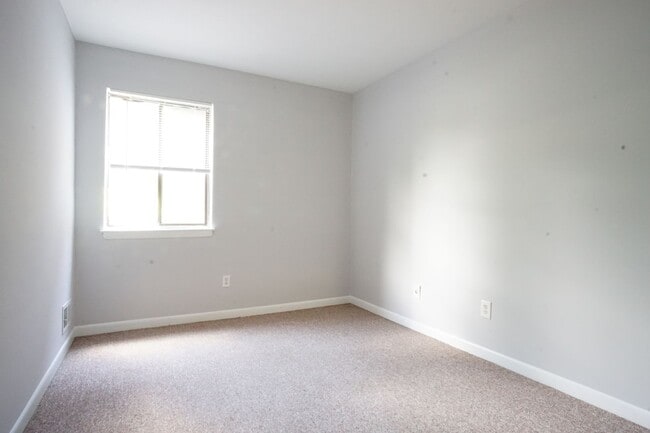 Building Photo - 3 Bed/2 Bath Townhouse. On Bus Route to Campus. Parking.