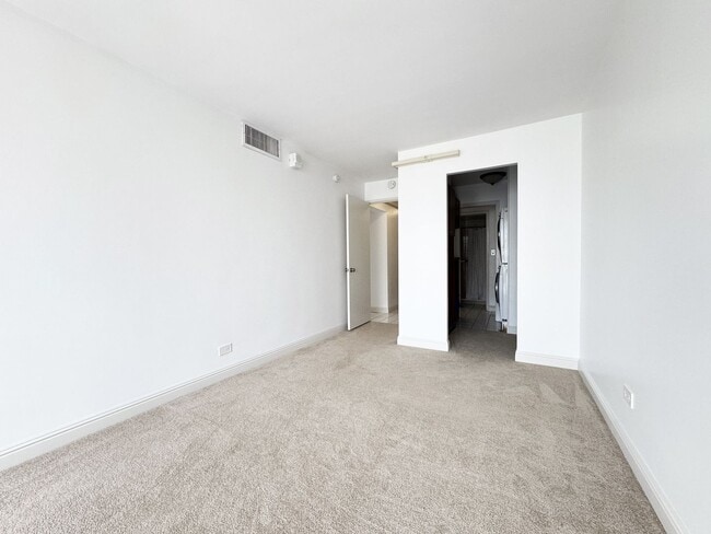 Building Photo - Large 2/2 in Heart of Waikiki with Central A/C & Utilities Included