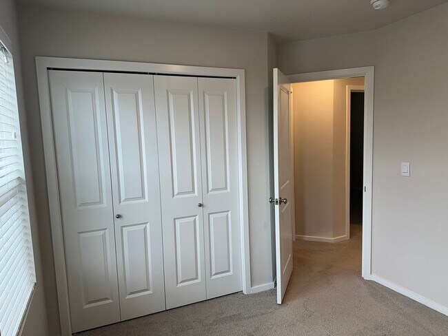 Building Photo - Newer 4 bedroom 2.5 bathroom house! AVAILA...